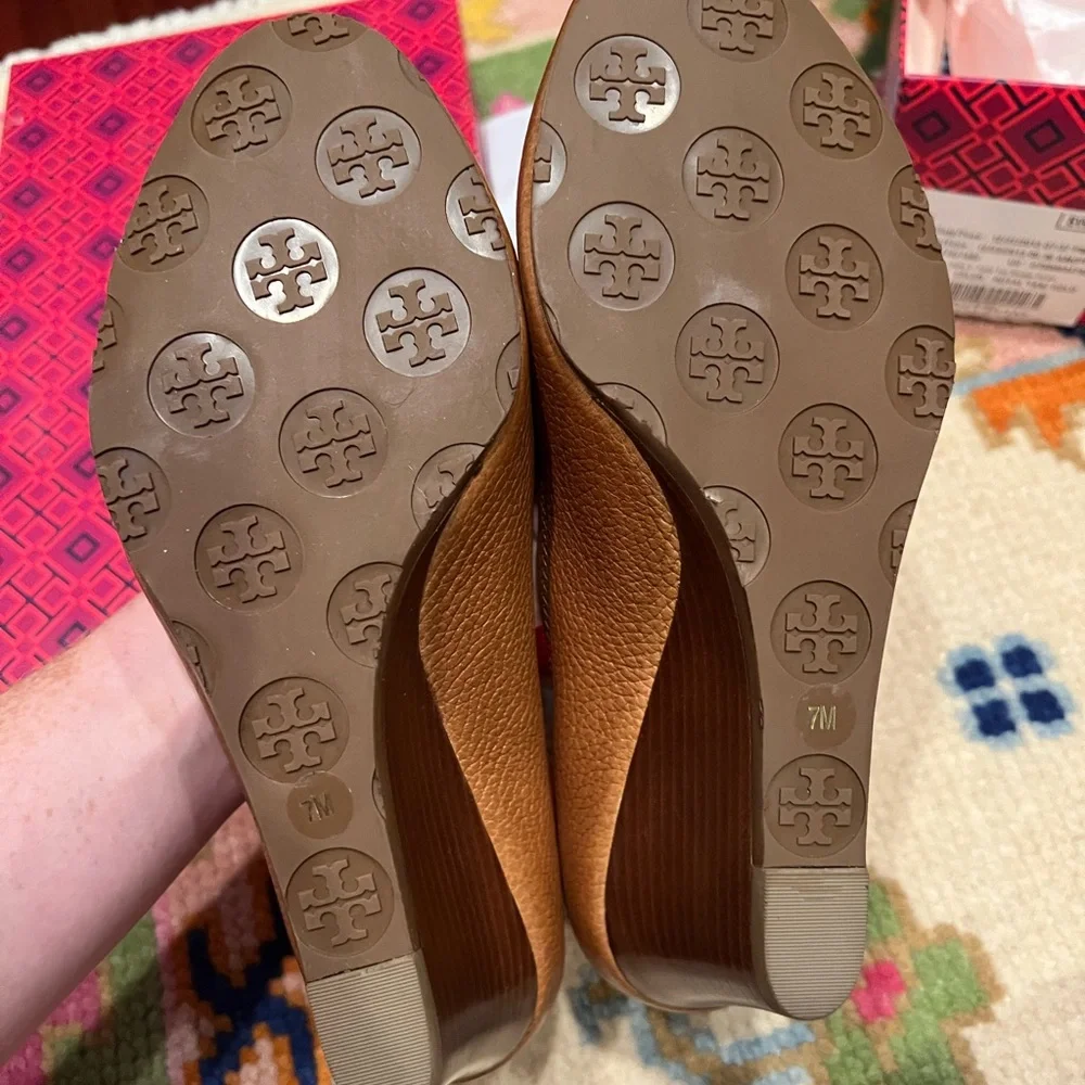 NWT Tory Burch Royal Tan Wedge Size 7